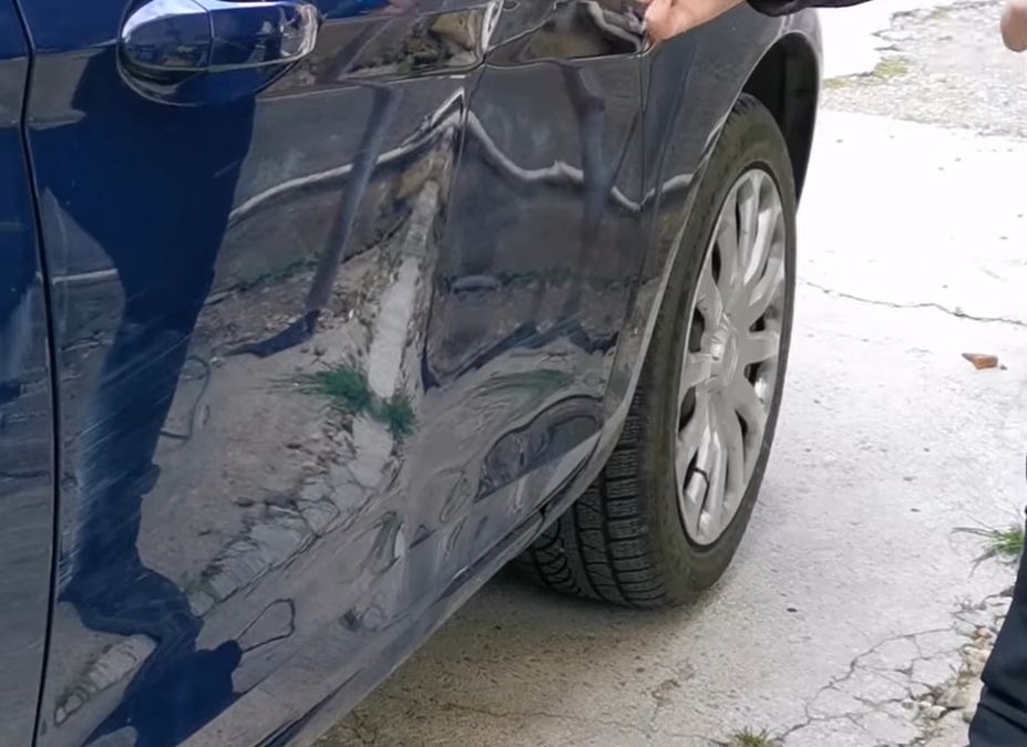 Ţi-a înfundat portiera de la maşină un alt şofer? Trucul simplu prin care poţi să o repari singur - Foto: captură video Facebook/PDR Cluj-Napoca reparatii indoituri/grindina