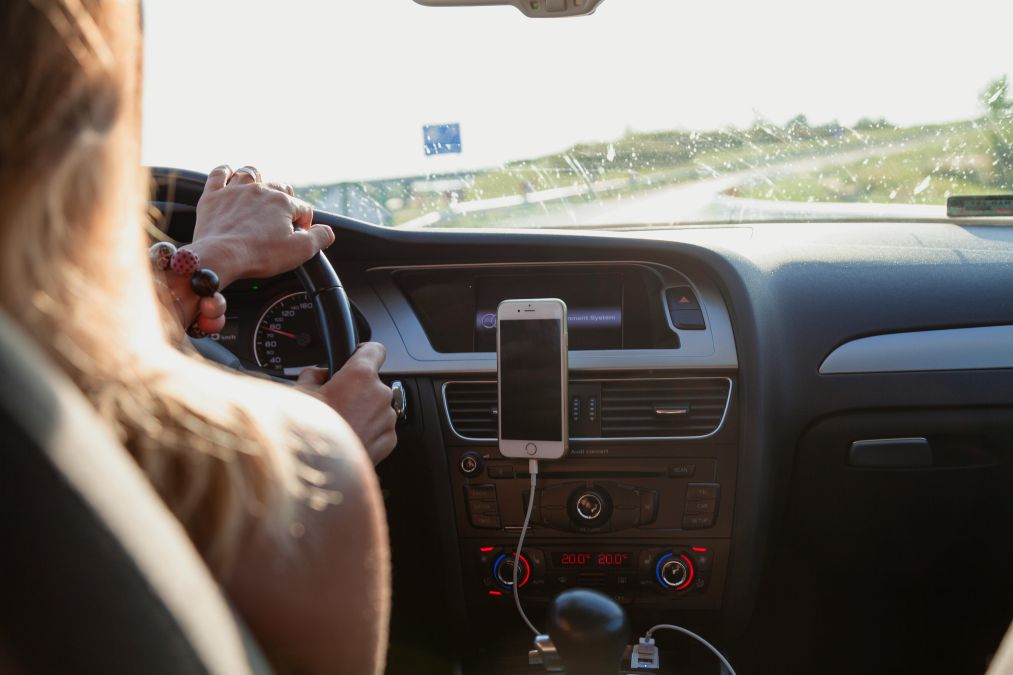 Aplicaţia populară pentru şoferi, cu care aceştia riscă să ia o amendă drastică, la volan - Foto: Pexels/Peter Fazekas