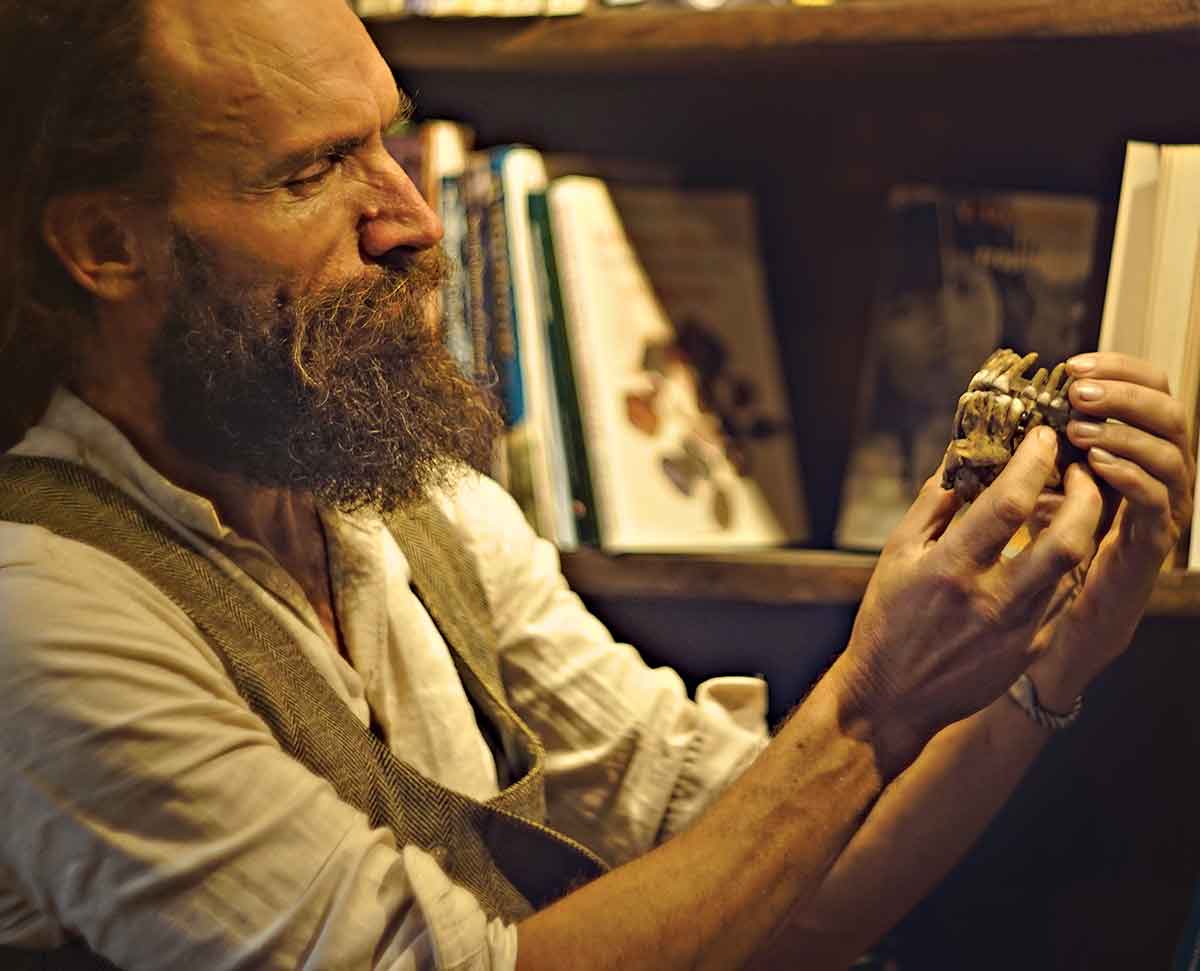 PERSPECTIVĂ PROASPĂTĂ  Ludovic Slimak, ținând în mâini o parte din maxilarul lui Thorin, spune că „tot ce știm despre cea mai mare extincție a umanității trebuie rescris“