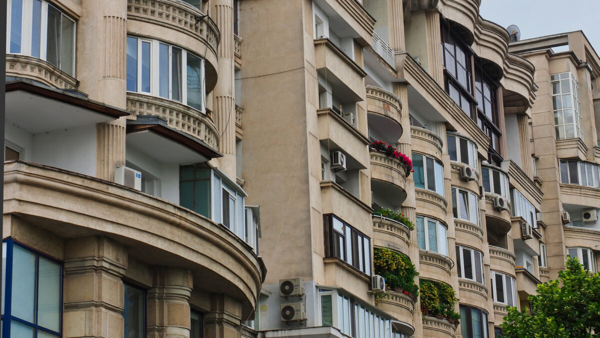 AMENDĂ de până la 1.000 lei pentru românii care stau la bloc și au mașină. Ce NU au voie să facă? - Foto: Istock / imagine cu rol ilustrativ