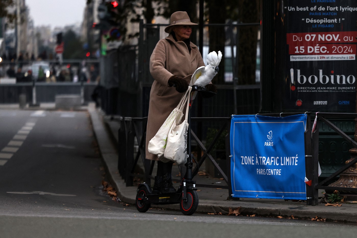 Ai mașină electrică, nu mai poți trece prin centrul „Orașului liminilor”. Pe jos sau cu autobuzul - Foto: Profimedia Images - Imagine cu rol ilustrativ