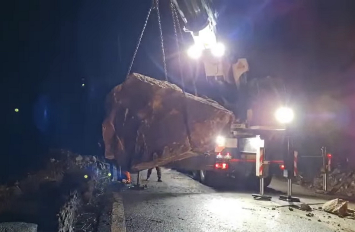 Traficul pe Valea Oltului, reluat după circa 7 ore. Au căzut stânci pe drum și pe un TIR - Foto: captură video