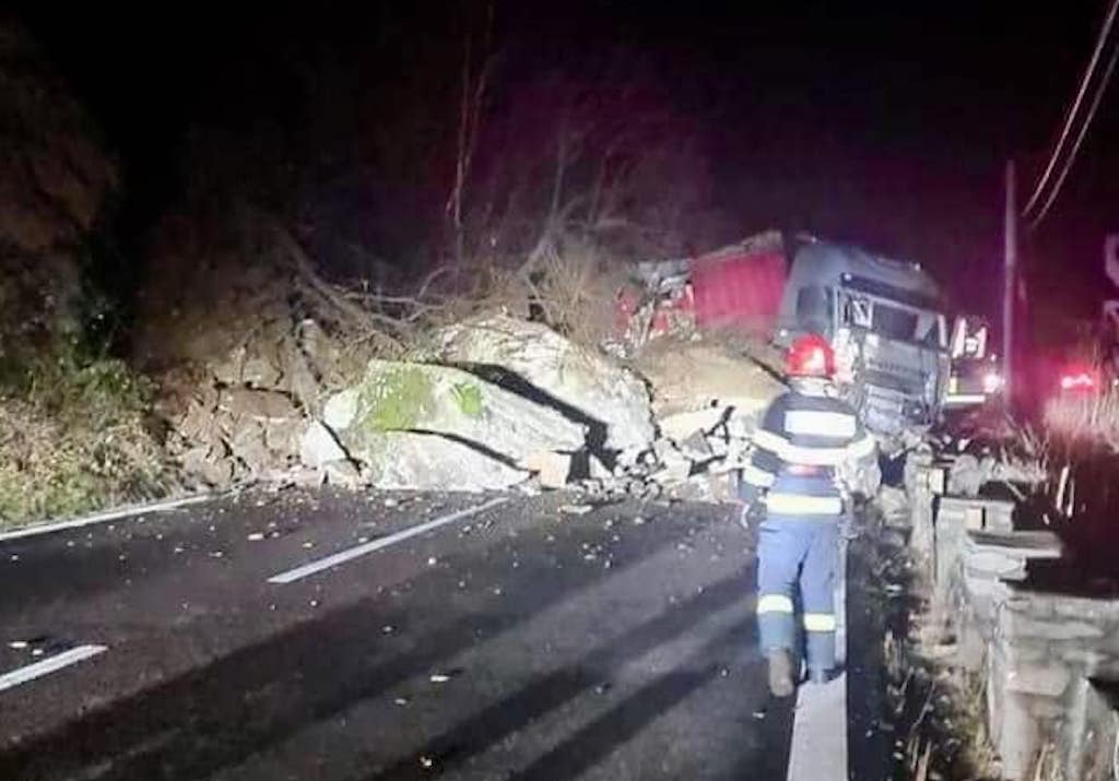 Haos, pe Valea Oltului! O stâncă a căzut pe un TIR. Traficul e blocat total, rute alternative - Foto: Facebook/Info Trafic 24