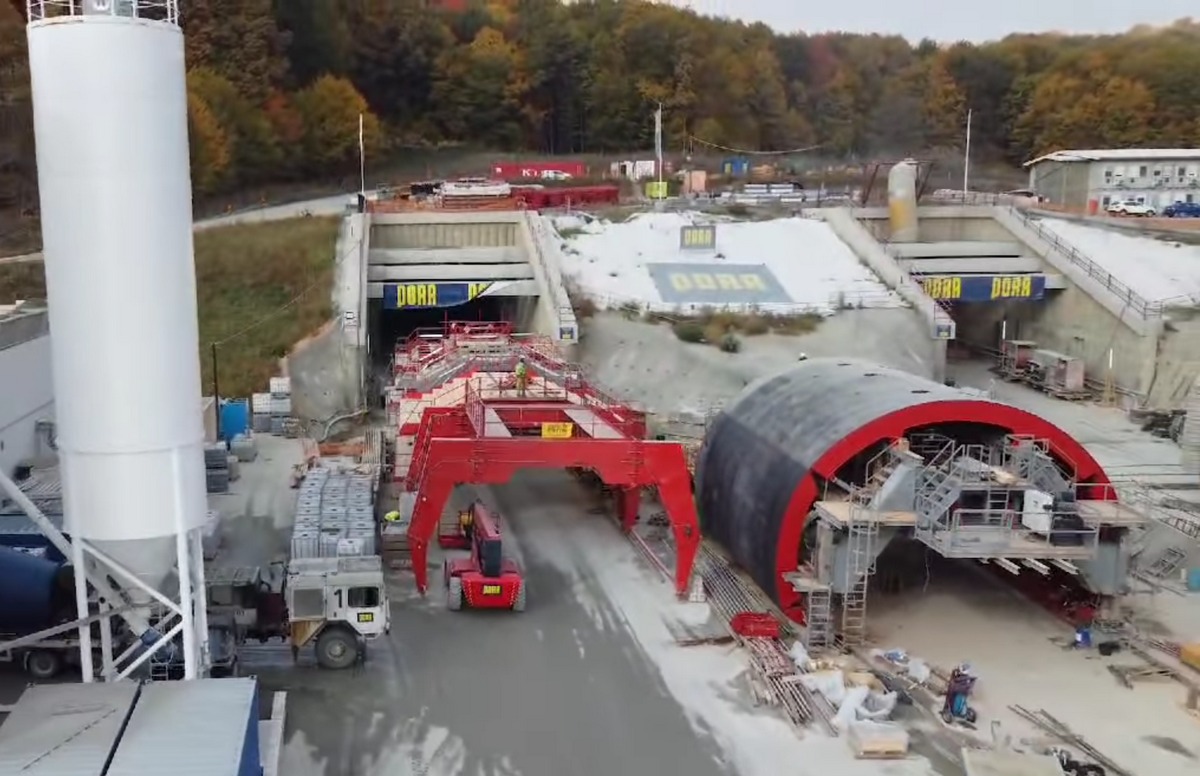 Cum merg lucrările la primul tunel de autostradă din România. „Cârtițele” au săpat circa 2 km - Foto: captură video