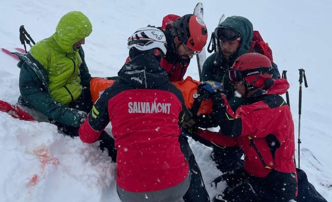 Risc de avalanșe la Bâlea Lac: Doi turiști salvați după ce au fost surprinși de o avalanșă masivă. : FOTO - Salvmont Sibiu(imagine cu rol ilustrativ)