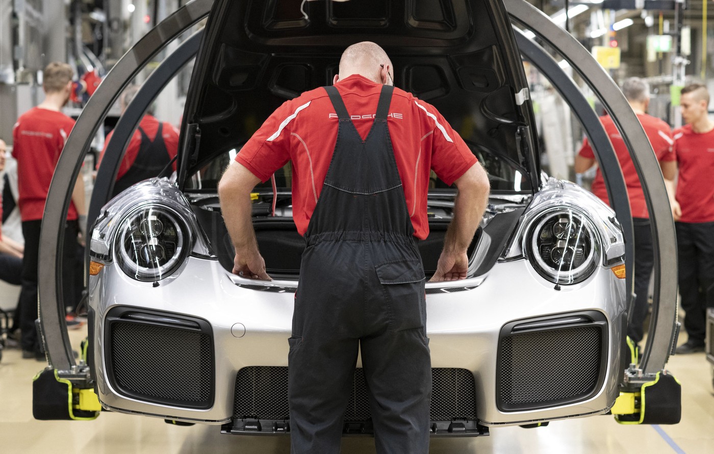 Porsche, în alertă. Strategia mașinilor electrice a eșuat. Circa 8.000 de angajați, în pericol? - Foto: Profimedia Images - Imagine cu rol ilustrativ