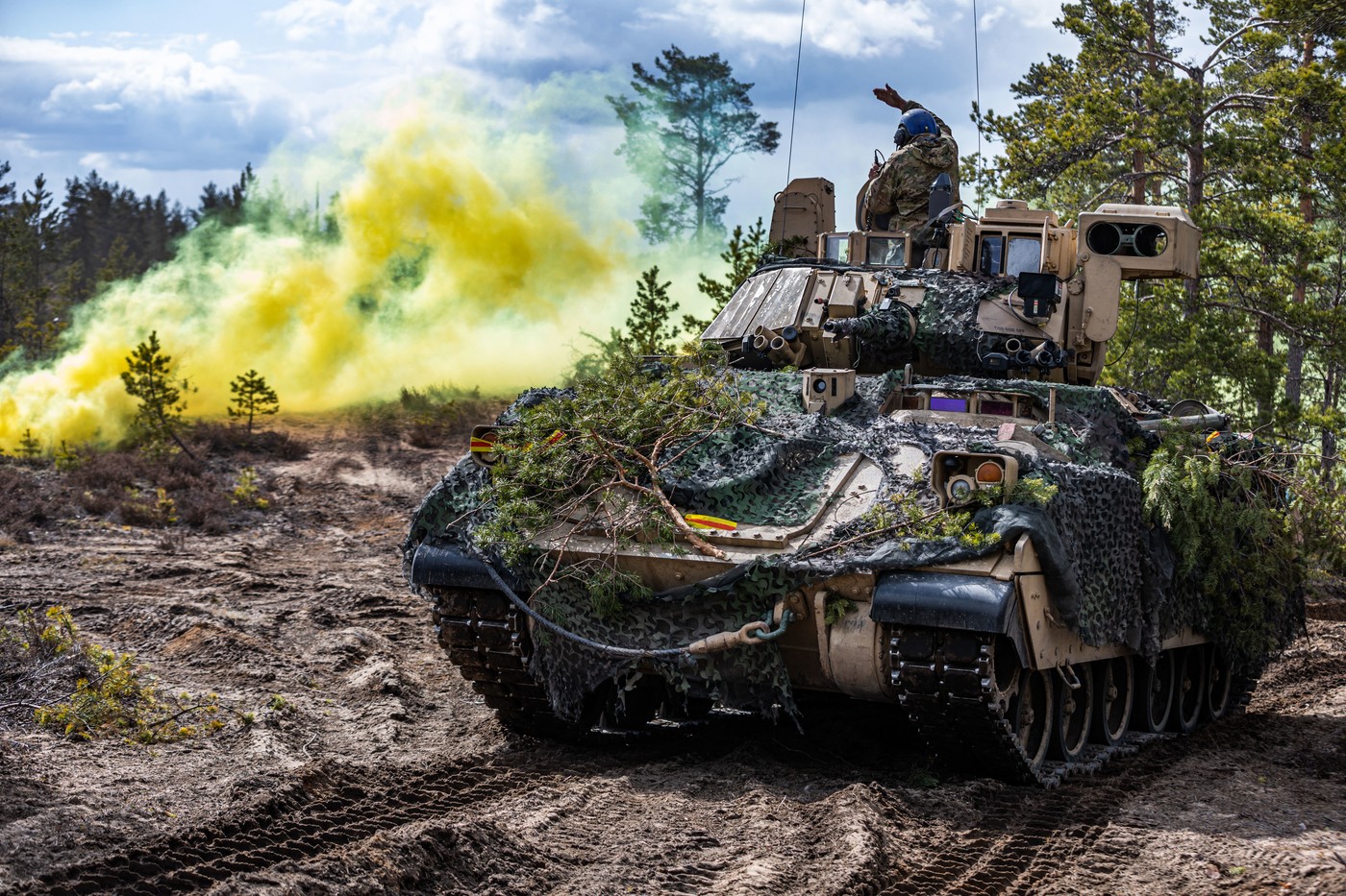 Momentul în care un M2 Bradley nimicește o grupare de trupe rusești ce se pregăteau de asalt - Foto: Profimedia images - Caracter ilustrativ
