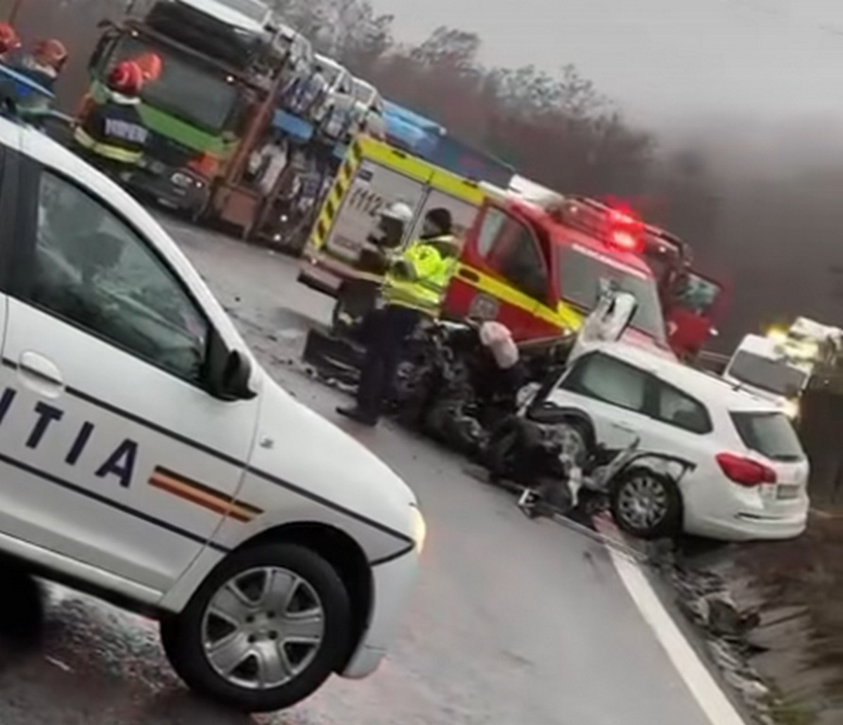 Accident groaznic, pe Dealul Negru. Un șofer de 28 de ani s-a înfipt într-un TIR - Foto: captură video