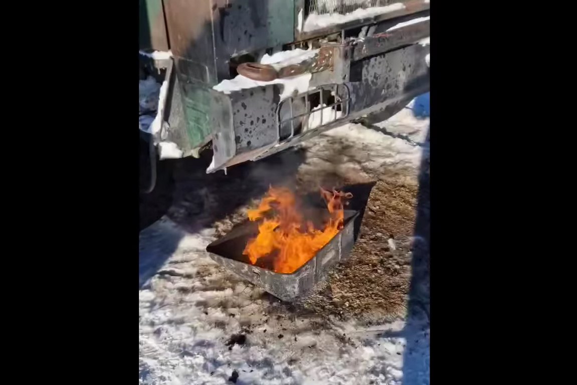 Cum pornește „mândrețea” de camion militar românesc DAC iarna la -20 grade? Faci focul sub el - Foto: captură video