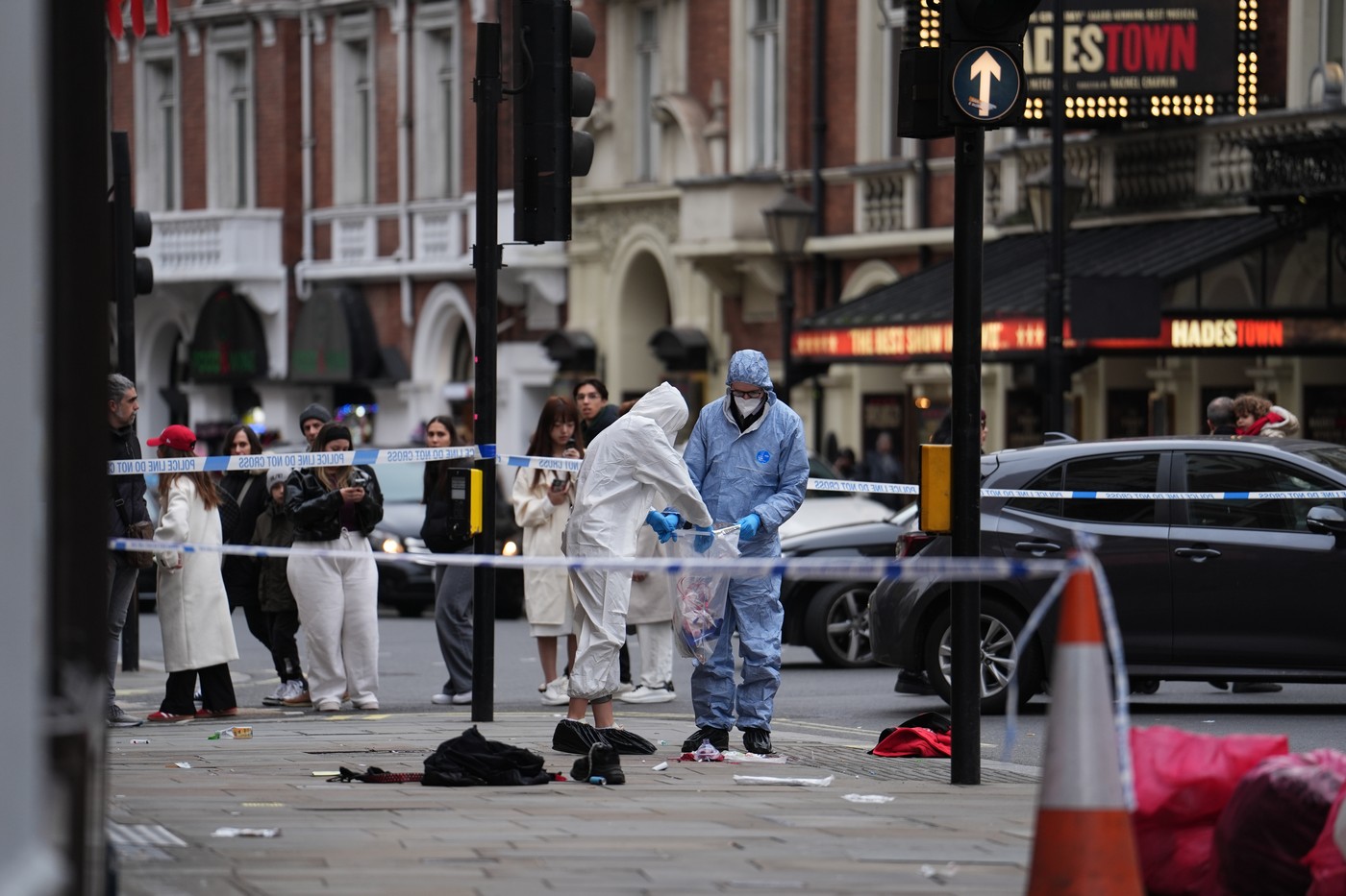 Criminaliștii strâng probe de la locul accidentului, după ce un bărbat a lovit cu mașina patru oameni care se aflau pe trotuar, în Londra Foto: profimediimages.ro
