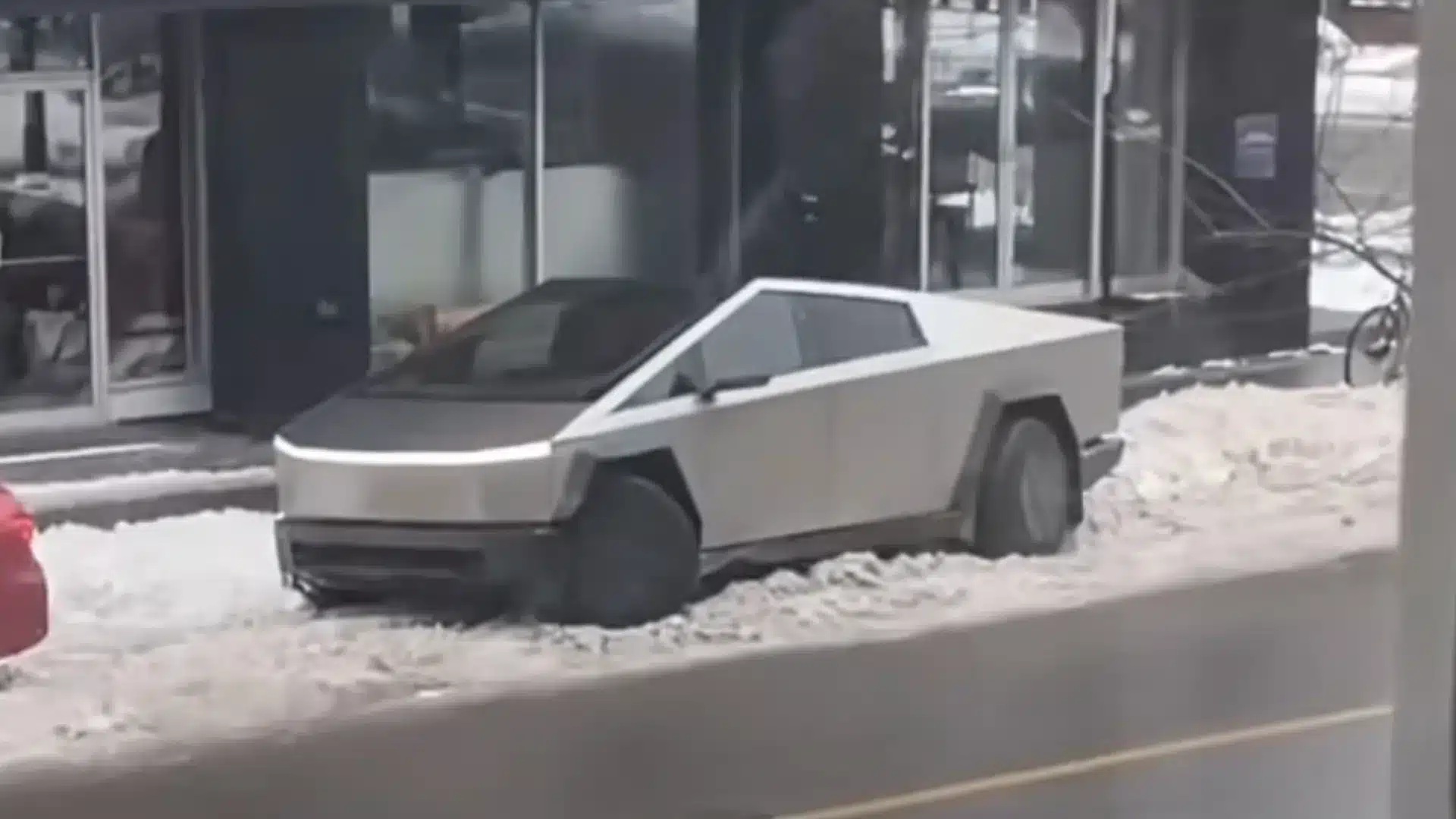 Incredibil! O mașină electrică Tesla Cybertruck, blocată în 10 cm de zăpadă, deși e 4x4 - Foto: captură video