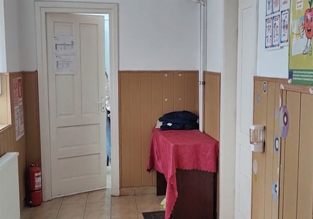 Un elev a fost bătut măr de profesorul de matematică. Tânărul apăsa soneria în mod repetat Foto: captură video Observator