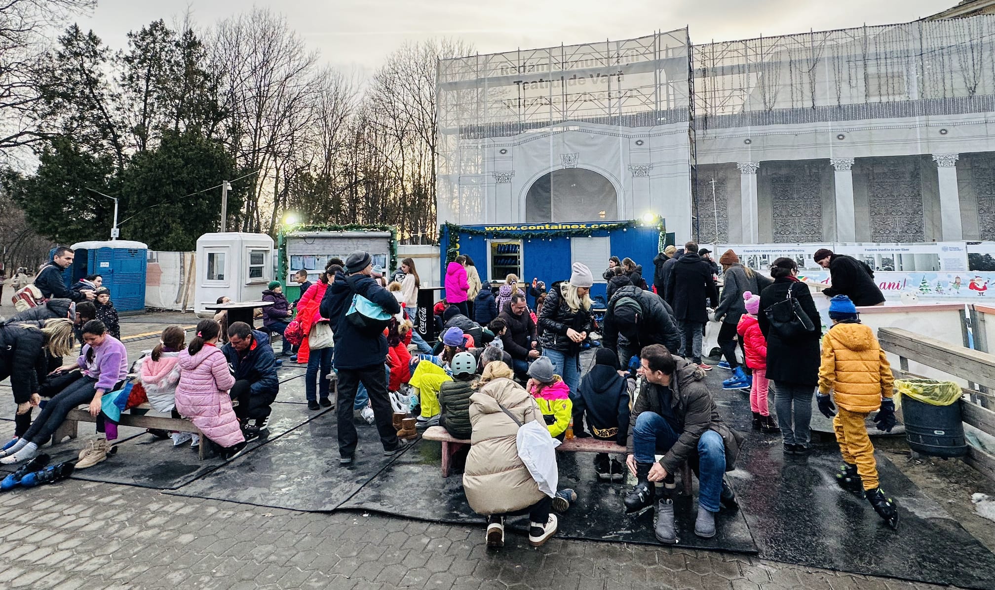 Ultima zi de vacanță, petrecută pe gheață la patinoarul din Parcul Bazilescu Foto: NWR
