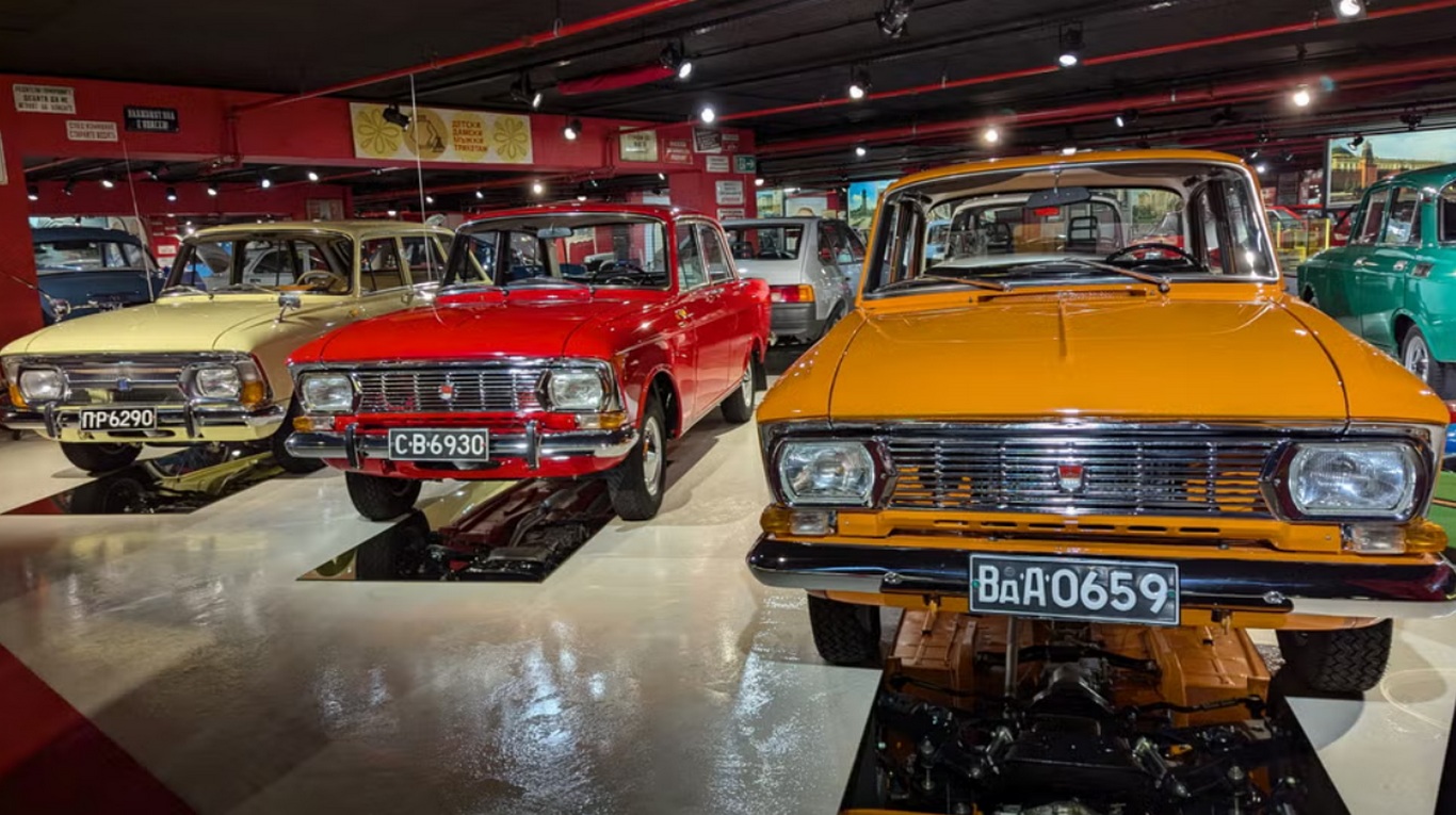 Incursiune în lumea mașinilor din epoca URSS: Lada, Dacia, GAZ, Wartburg, Skoda, Volga - Foto: autoweek.com/Murilee Martin