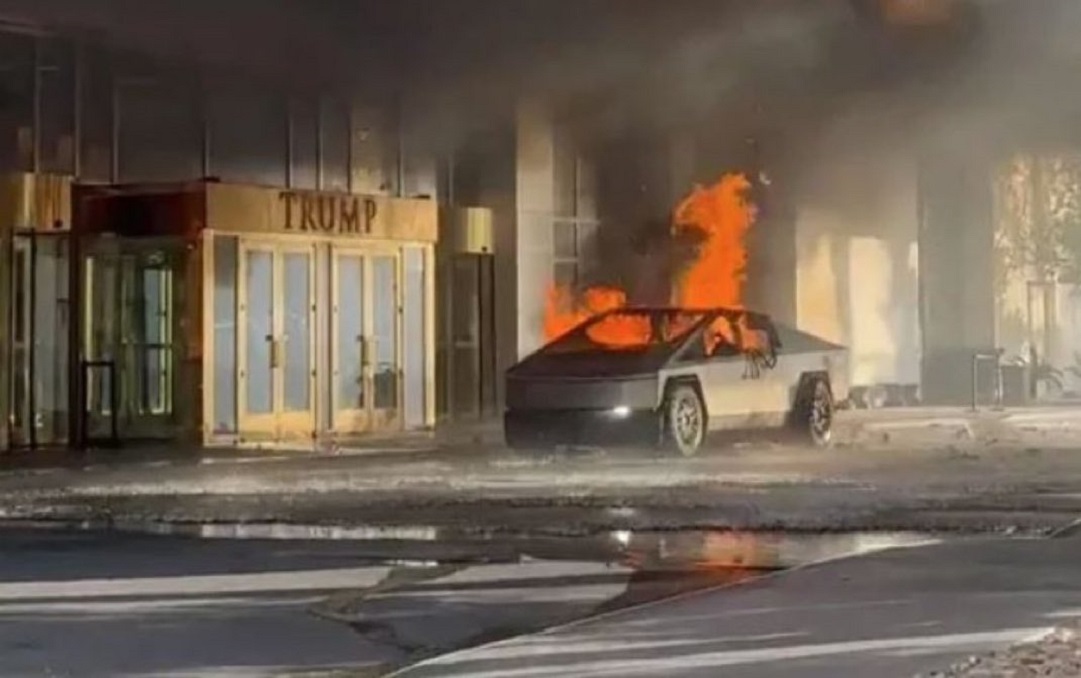 O Tesla Cybertruck a explodat în fața hotelului lui Trump din Las Vegas. Un mort și 7 răniți - Foto: X