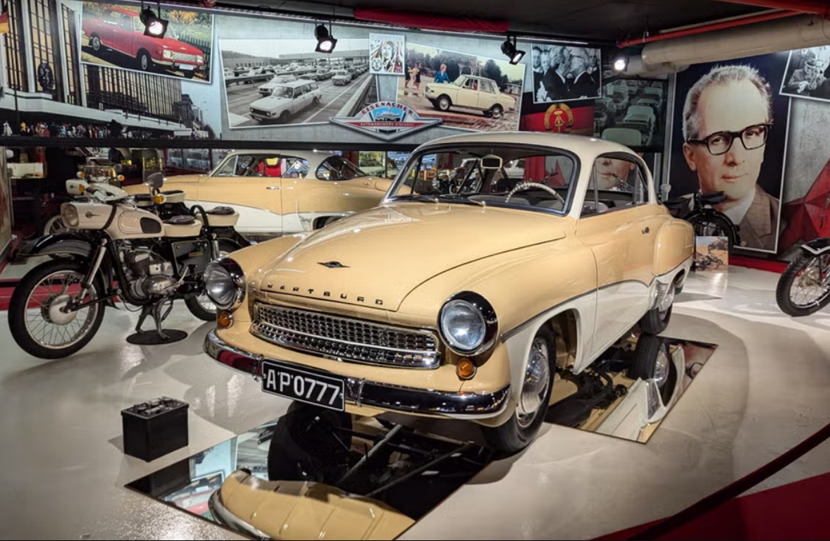 Incursiune în lumea mașinilor din epoca URSS: Lada, Dacia, GAZ, Wartburg, Skoda, Volga - Foto: autoweek.com/Murilee Martin