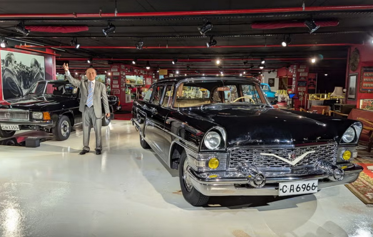 Incursiune în lumea mașinilor din epoca URSS: Lada, Dacia, GAZ, Wartburg, Skoda, Volga - Foto: autoweek.com/Murilee Martin