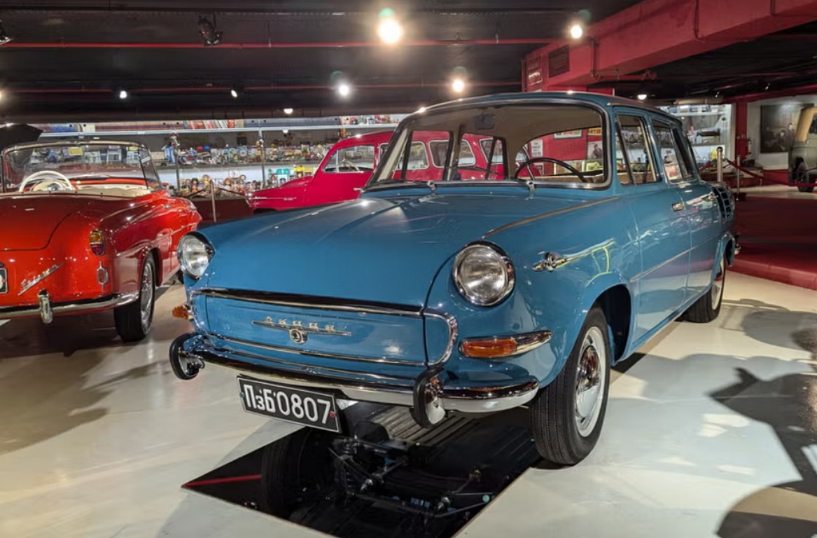 Incursiune în lumea mașinilor din epoca URSS: Lada, Dacia, GAZ, Wartburg, Skoda, Volga - Foto: autoweek.com/Murilee Martin