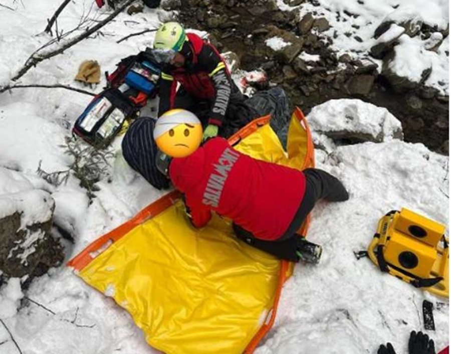 Accident cumplit în Azuga. Om rănit grav, a sărit cu snowmobilul în albia pârâului. În ce stare este: FOTO - Salvamont Prahova(imagin cu rol ilustrativ)