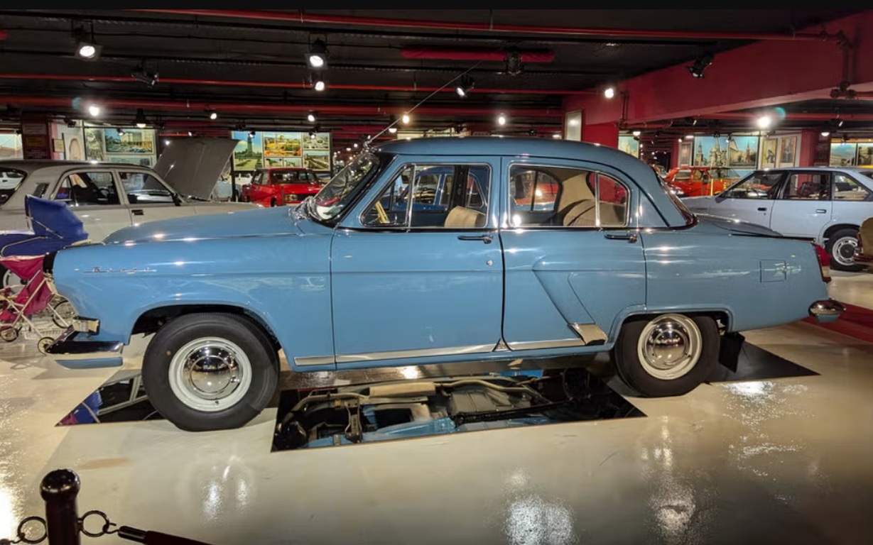 Incursiune în lumea mașinilor din epoca URSS: Lada, Dacia, GAZ, Wartburg, Skoda, Volga - Foto: autoweek.com/Murilee Martin