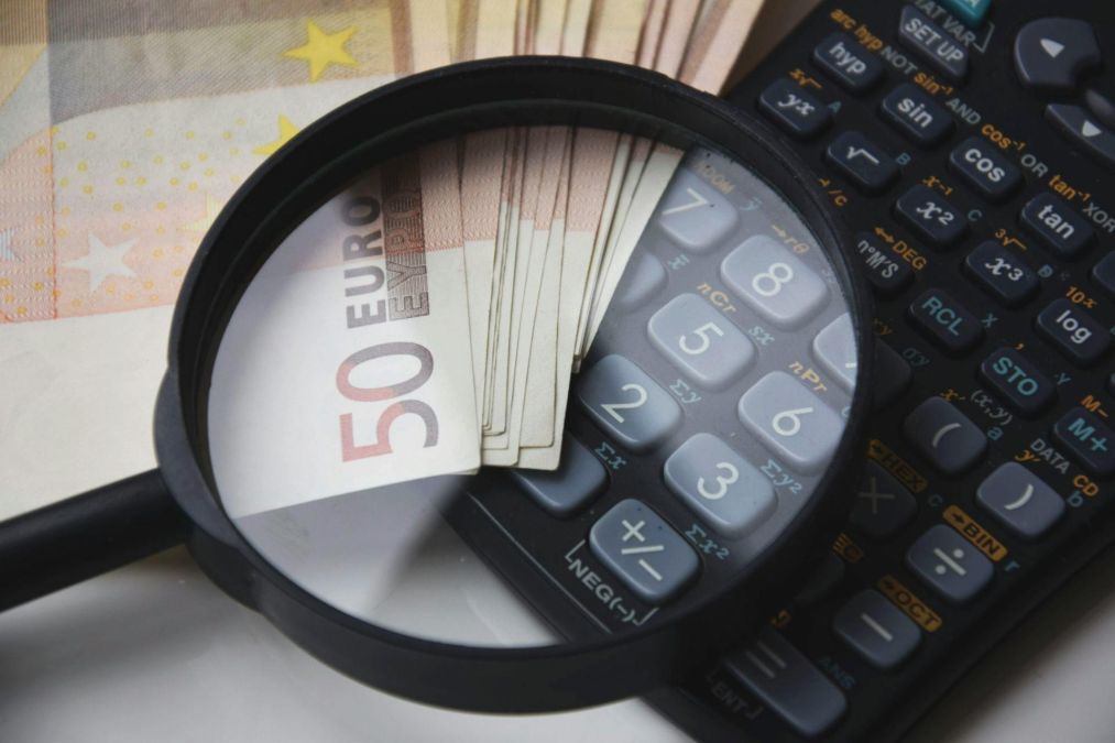 Ce minister primeşte o dată şi jumătate mai mulţi bani de la buget? De unde se taie? - Foto: PexelsPixabay