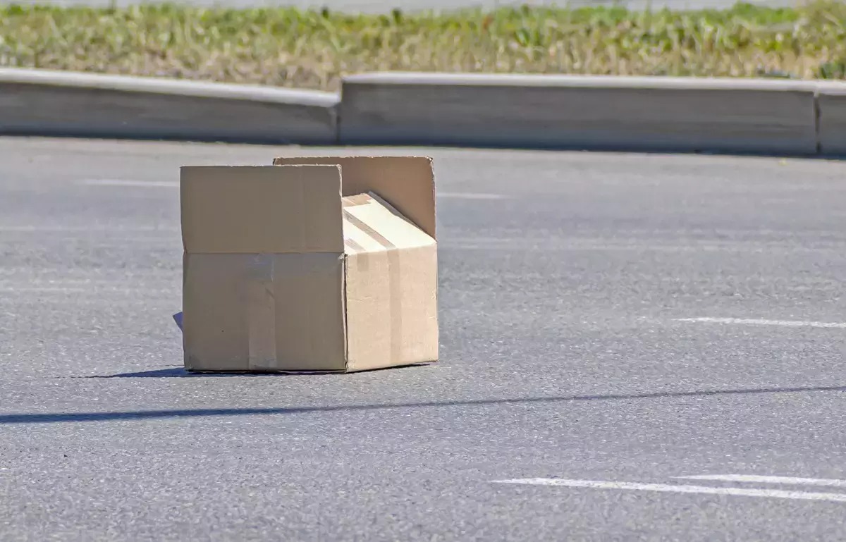 AMENDA primită de un român care a abandonat o cutie pe stradă. Polițiștii l-au prins imediat - Foto: Profimedia Images (imagine cu rol ilustrativ)