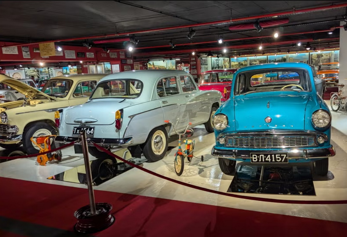 Incursiune în lumea mașinilor din epoca URSS: Lada, Dacia, GAZ, Wartburg, Skoda, Volga - Foto: autoweek.com/Murilee Martin