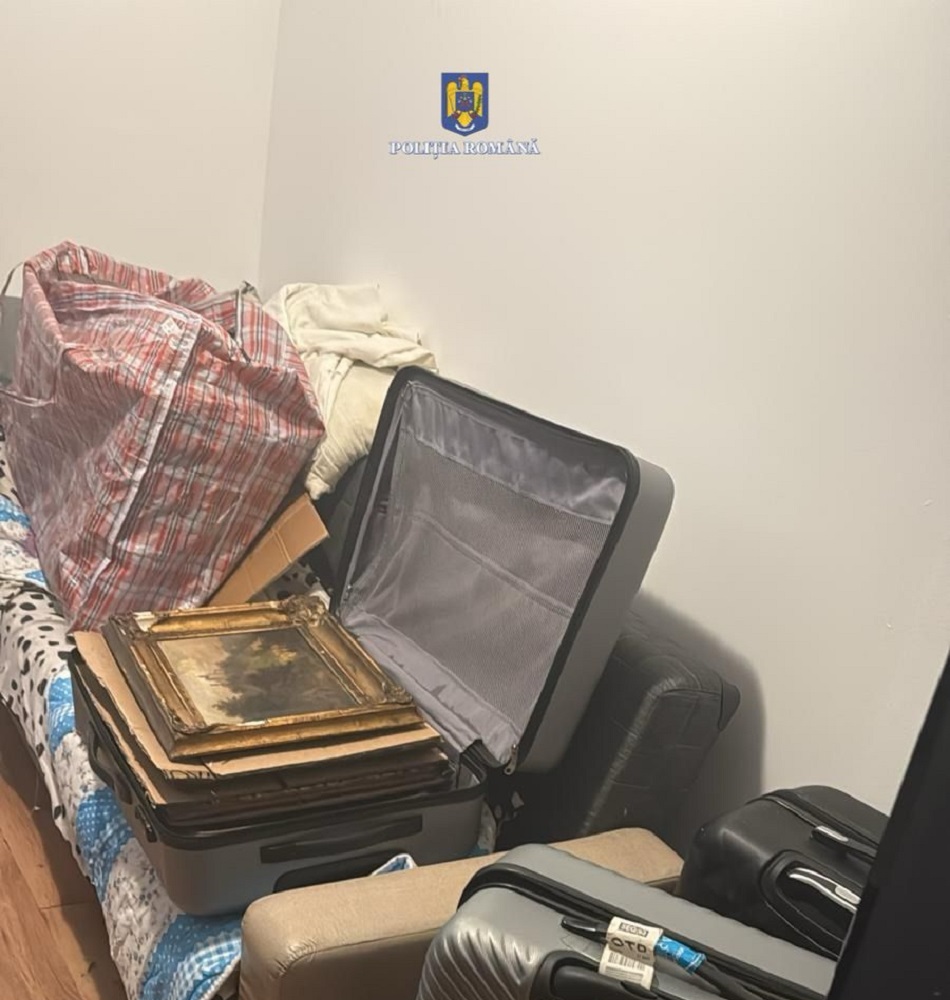 Tablourile furate din Italia, descoperite în România. Valorează 150.000 €. Erau ținute în geamantan - Foto: Poliția Română