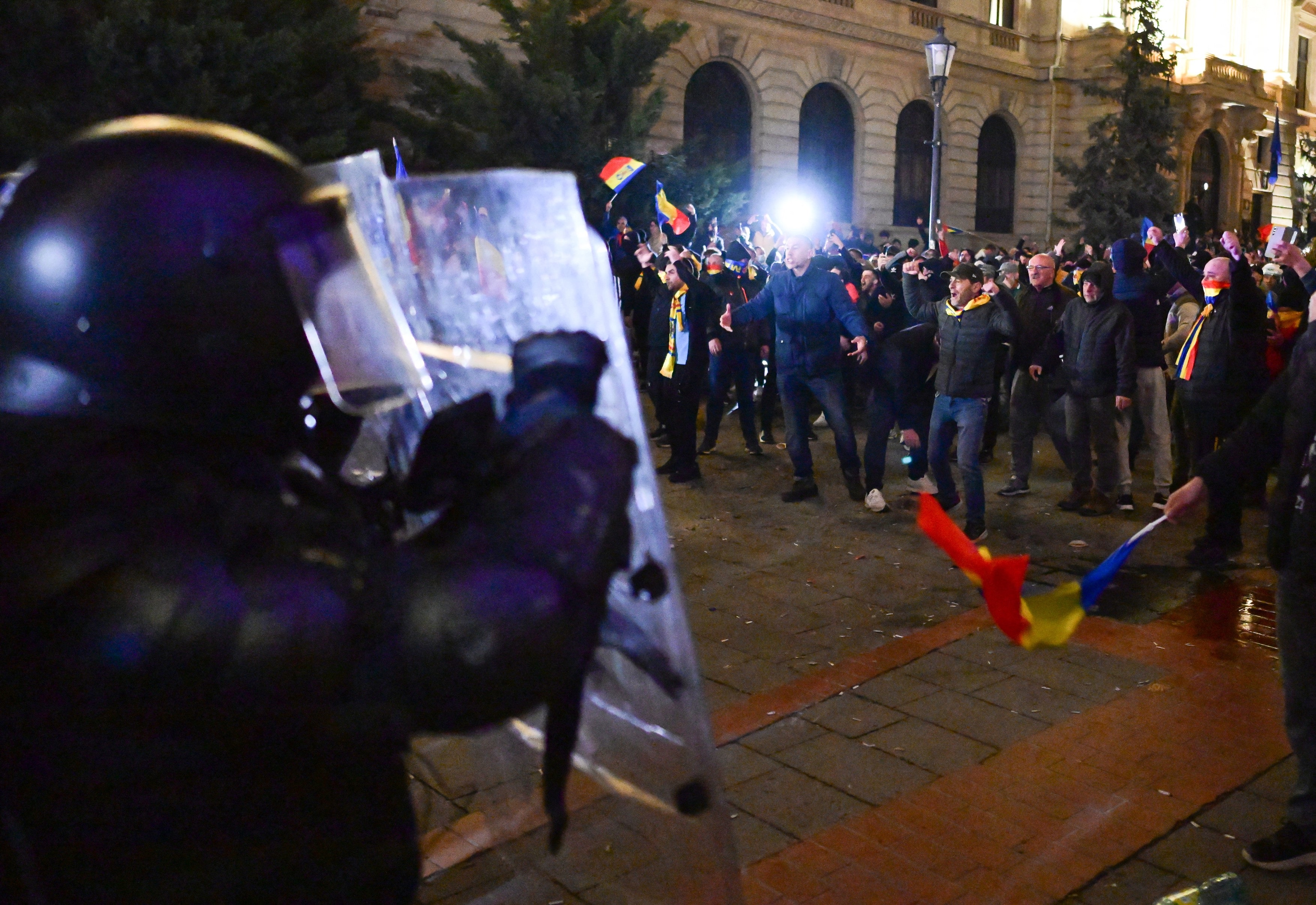 8 protestatari implicați în violențele de la sediul BEC, arestați preventiv pentru 30 de zile - FOTO: Profimedia(imagine cu rol ilustrativ)