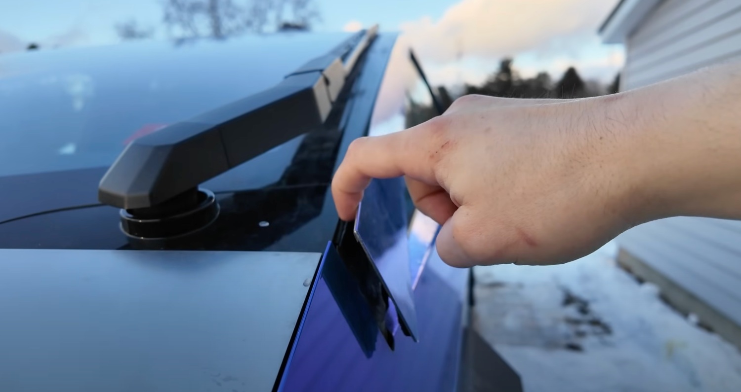 46.000 de mașini electrice Tesla Cybertruck, chemate în service. Le poate sări un panou din oțel - Foto: electrek.co