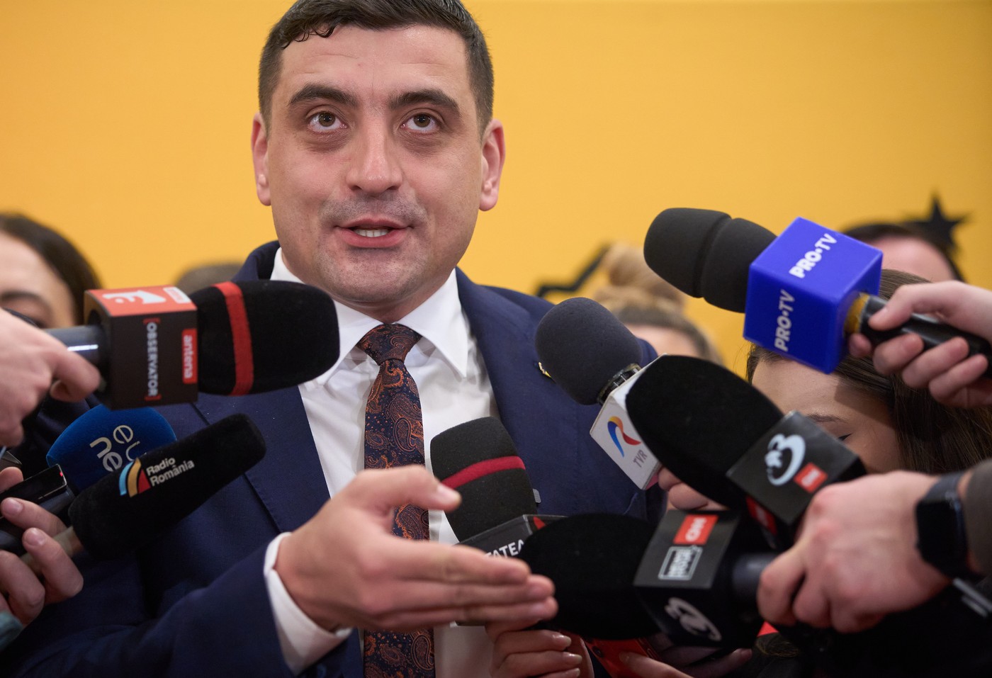 George Simion, "culcat" la picioarele lui Călin Georgescu: "Nu candidez. Voi face ce zice el" - Foto: Profimedia images