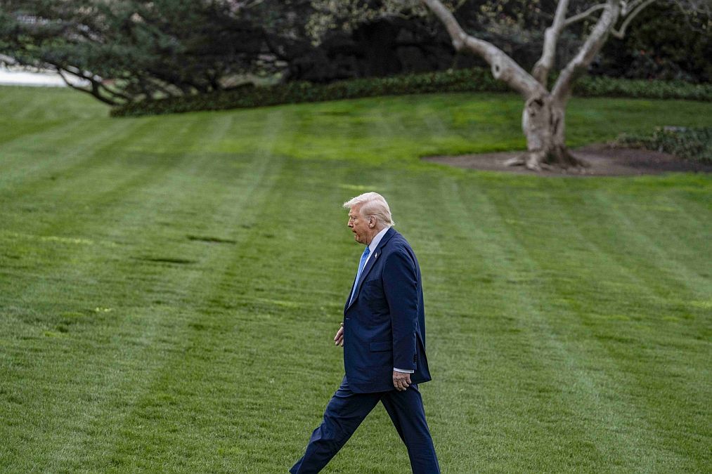 Cum le-a tăiat Trump salariile angajaților unei firme din Iași. Contracte cu Porsche și Mercedes - Foto: Profimedia Images
