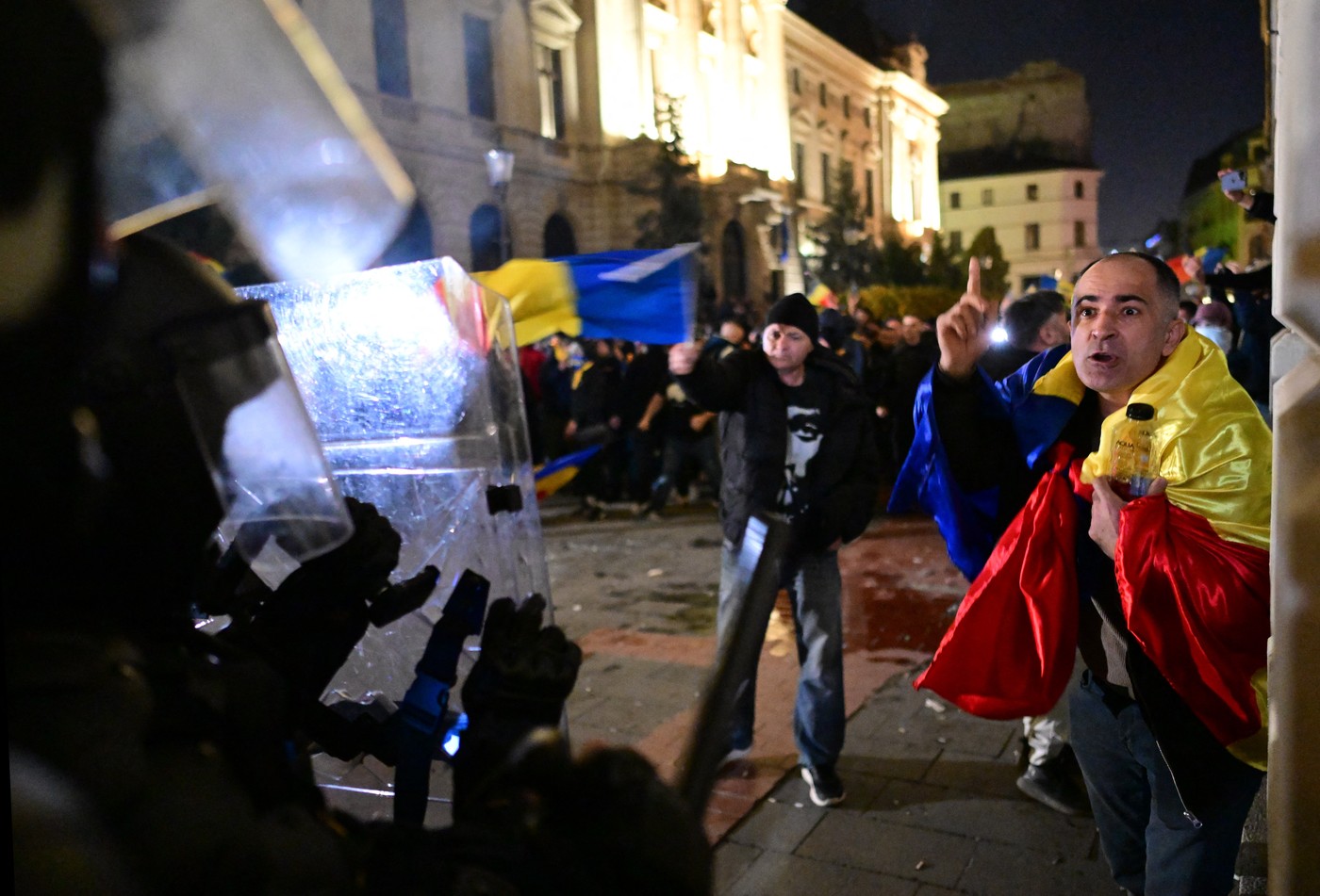 Simion și Potra instigă la violențe după blocarea candidaturii lui Georgescu: Ieșiti cu arme de foc - Foto: Profimedia images