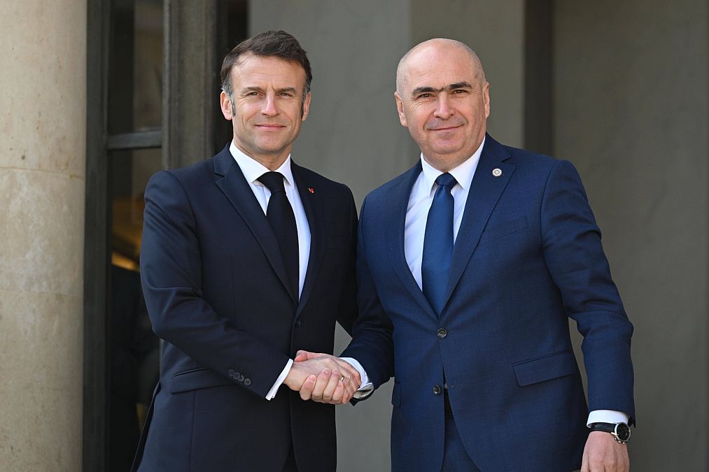 Ilie Bolojan a fost primit de Emmanuel Macron, la Summitul Bunăvoinţei, de la Paris - Foto: Profimedia Images