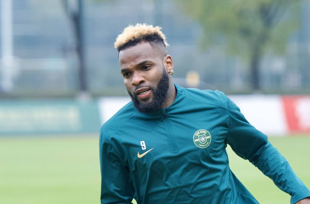 Aaron Boupendza (Zheijang FC), la o sesiune de antrenament, în China - Foto: Profimedia Images