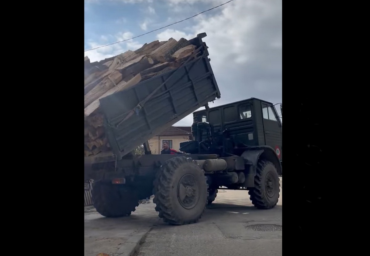 Un camion DAC 444T vechi de 40 de ani, scos la pensie din Armată, muncește greu în continuare - Foto: captură video