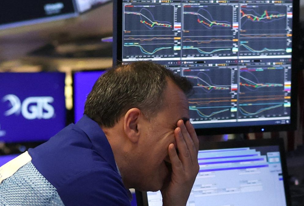 Un trader de la New York Stock Exchange se ia cu mâinile de cap - Foto: Profimedia Images