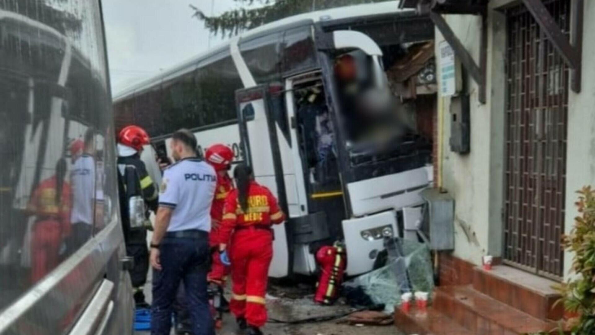Un autocar cu 24 de pasageri a intrat violent într-un gard, în judeţul Bihor. Șoferul este grav Foto: IPJ Bihor
