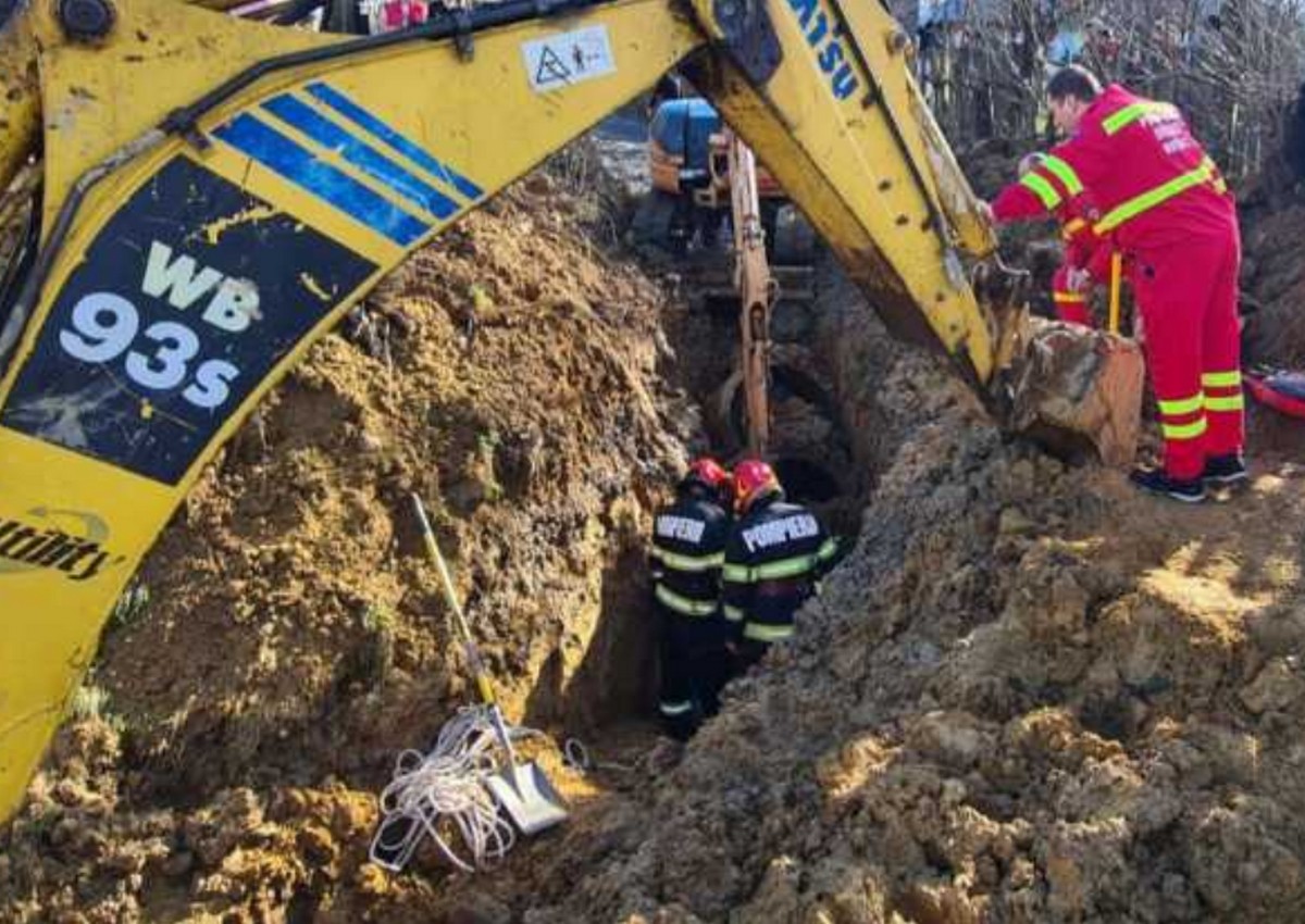 Accident de muncă mortal! Un bărbat a căzut în canalul pe care îl săpa și s-a prăbușit pământul - Foto: ISU Bistriţa Năsăud