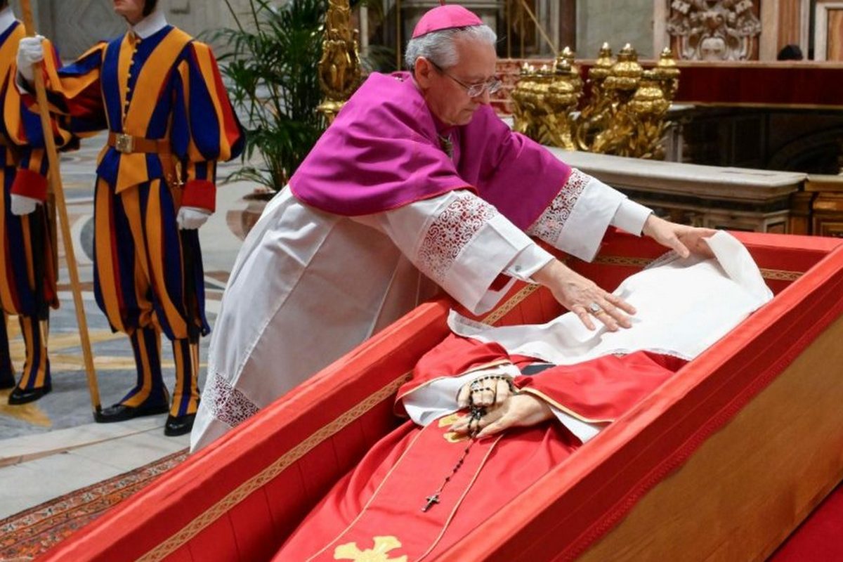 Medalia călătoriei apostolice a Papei Francisc în România, depusă în sicriul său - Foto: vaticannews.va