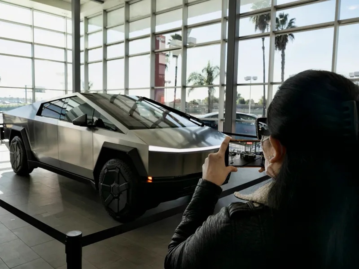 Tesla a lansat un Cybertruck ieftin, la 70.000 $. E „chel”. Nu are 4x4, nici suspensie adaptivă - Foto: Profimedia Images (Imagine cu rol ilustrativ)