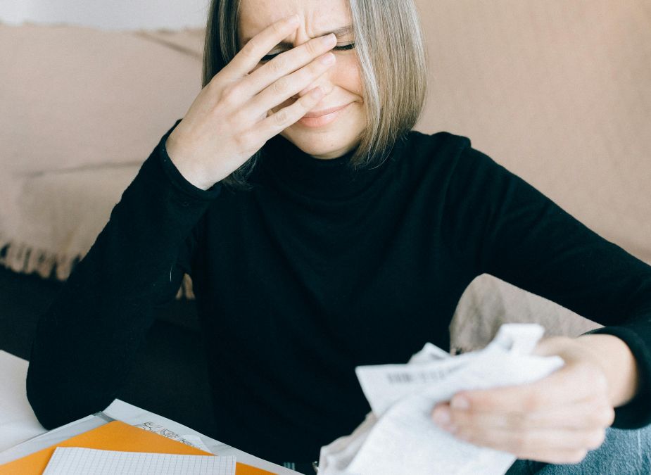 Femeie făcând calcule complicate - Foto: Pexels/Nataliya Vaitkevich