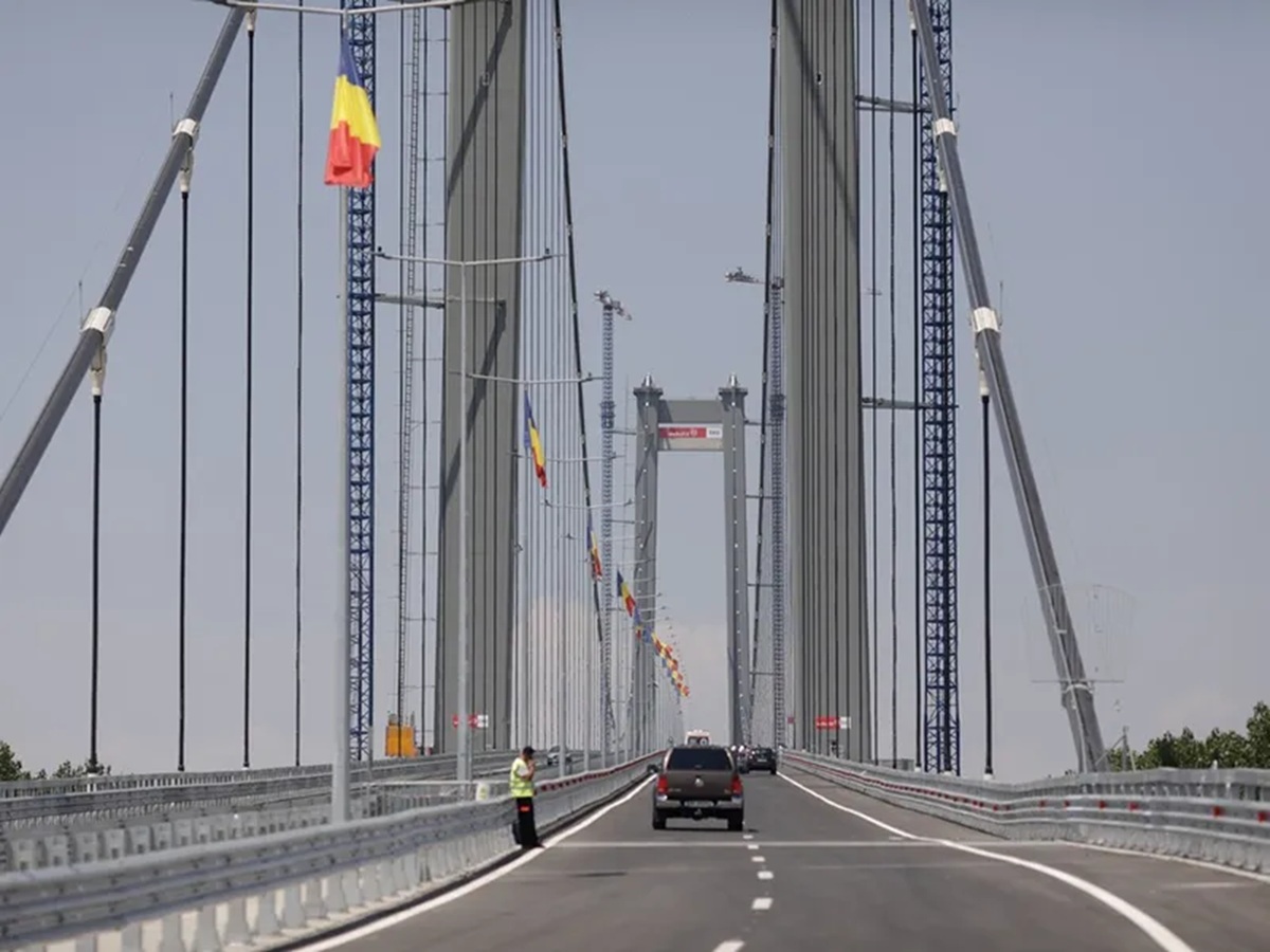 Podul „Golden Gate” de la Brăila, de 500.000.000 €, care a fost reasfaltat de 5 ori, se scufundă - Foto: INQUAM PHOTOS / George Călin