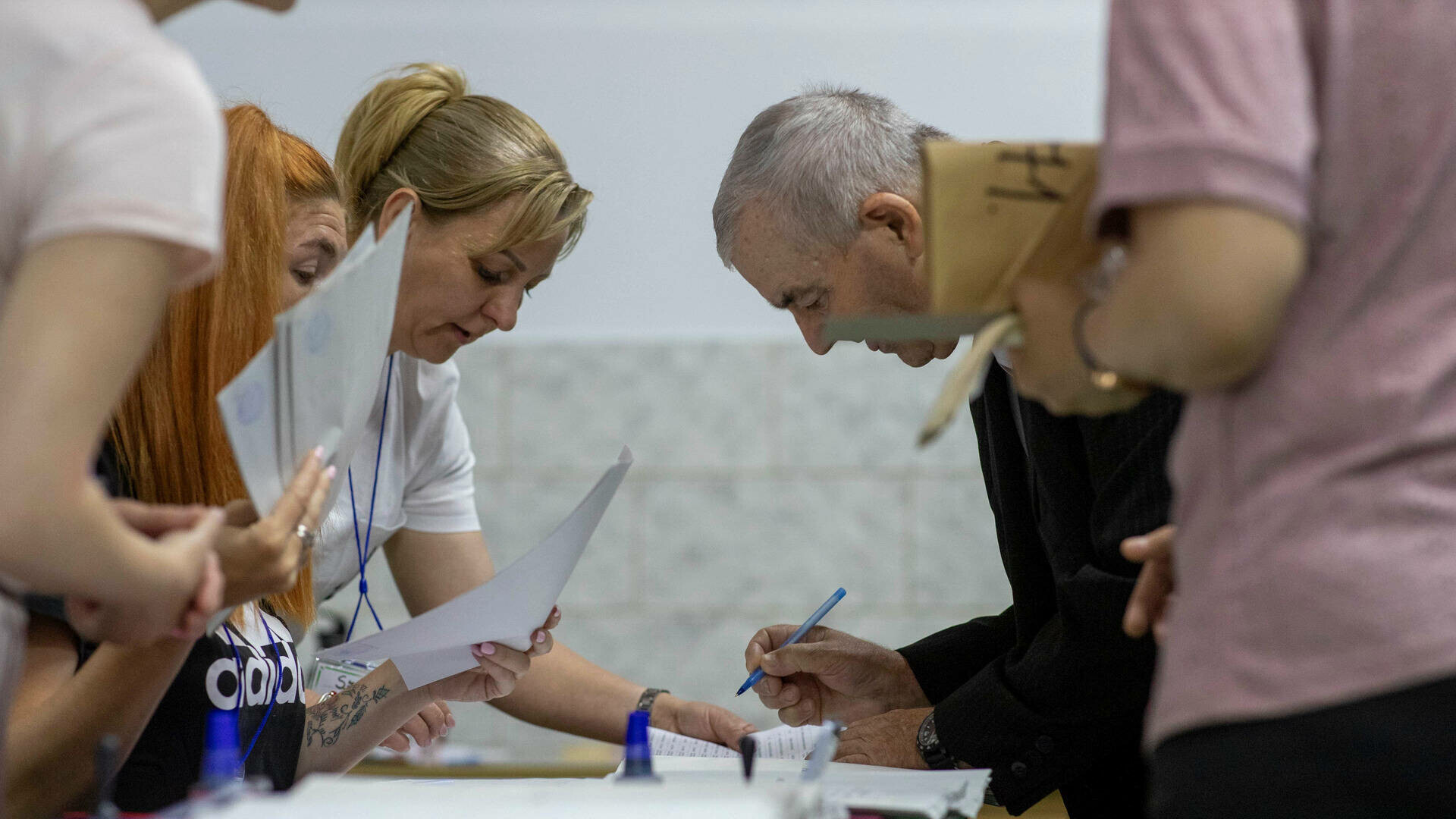 Care sunt orașele cu cea mai bună prezență la vot? Mobilizare la secții Foto: Inquam Photos / Virgil Simonescu