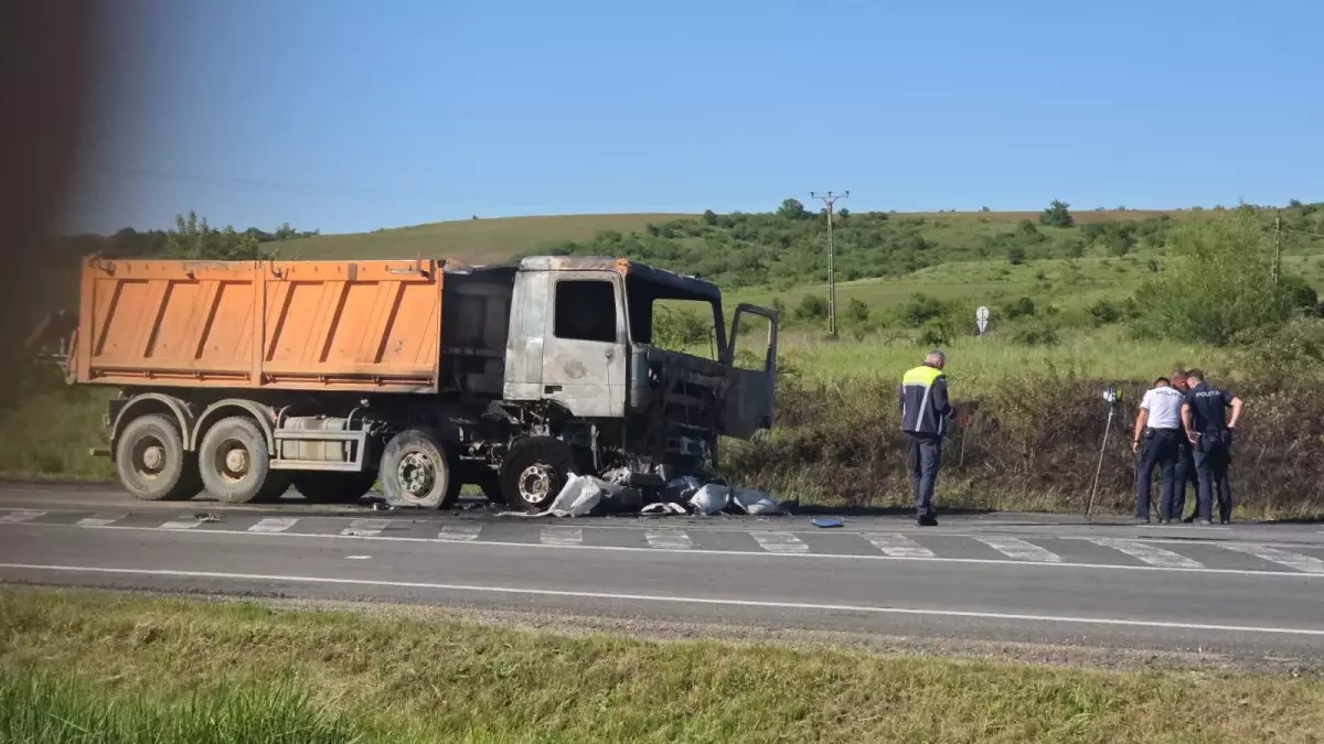 Accident rutier mortal în Lugoj. O femei a murit după ce a intrat cu motocicleta într-o basculantă - Foto: ISU