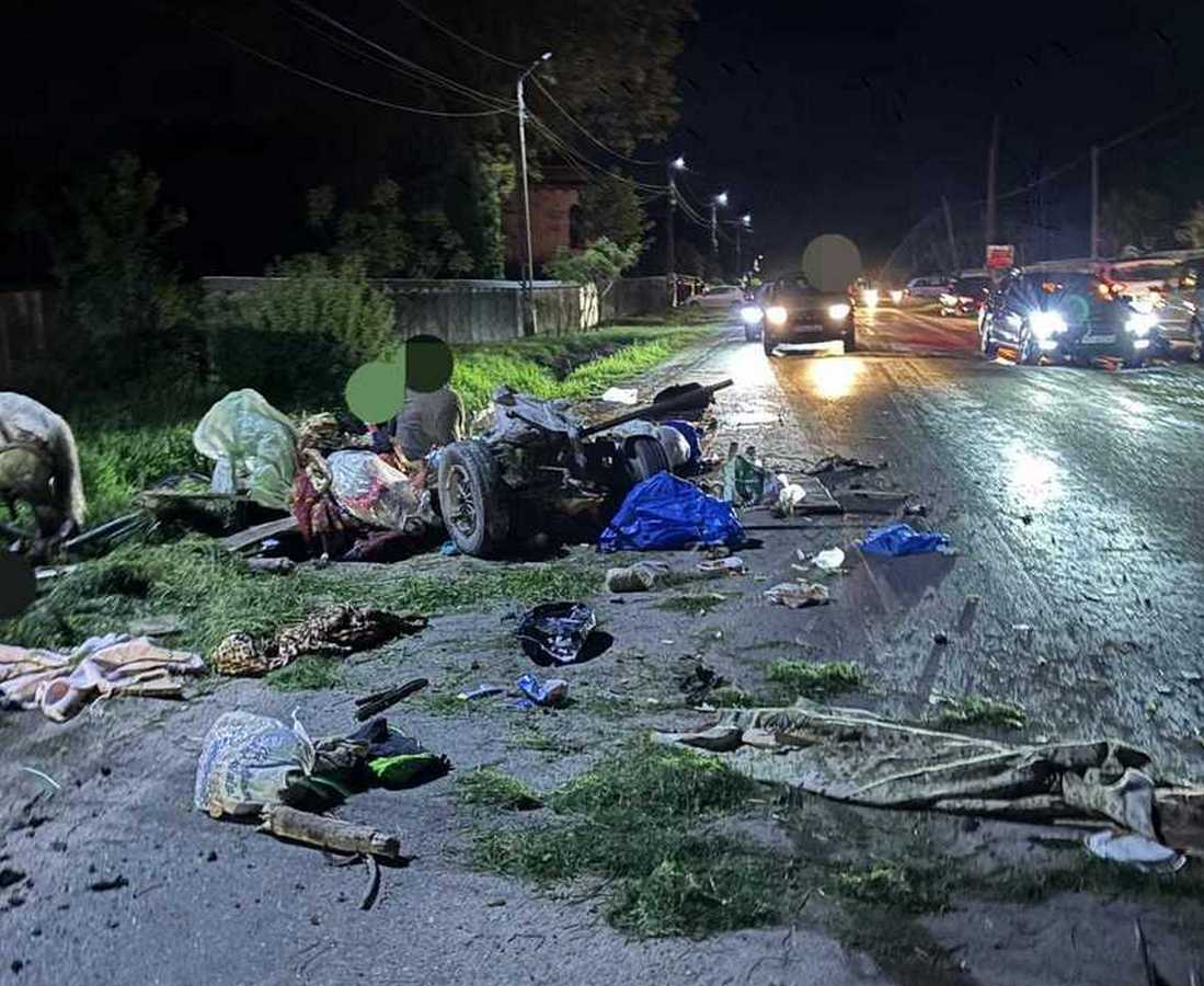 Carnagiu, pe un drum din Neamț. O căruță cu 10 persoane la bord, spulberată de o mașină - Foto: ISU