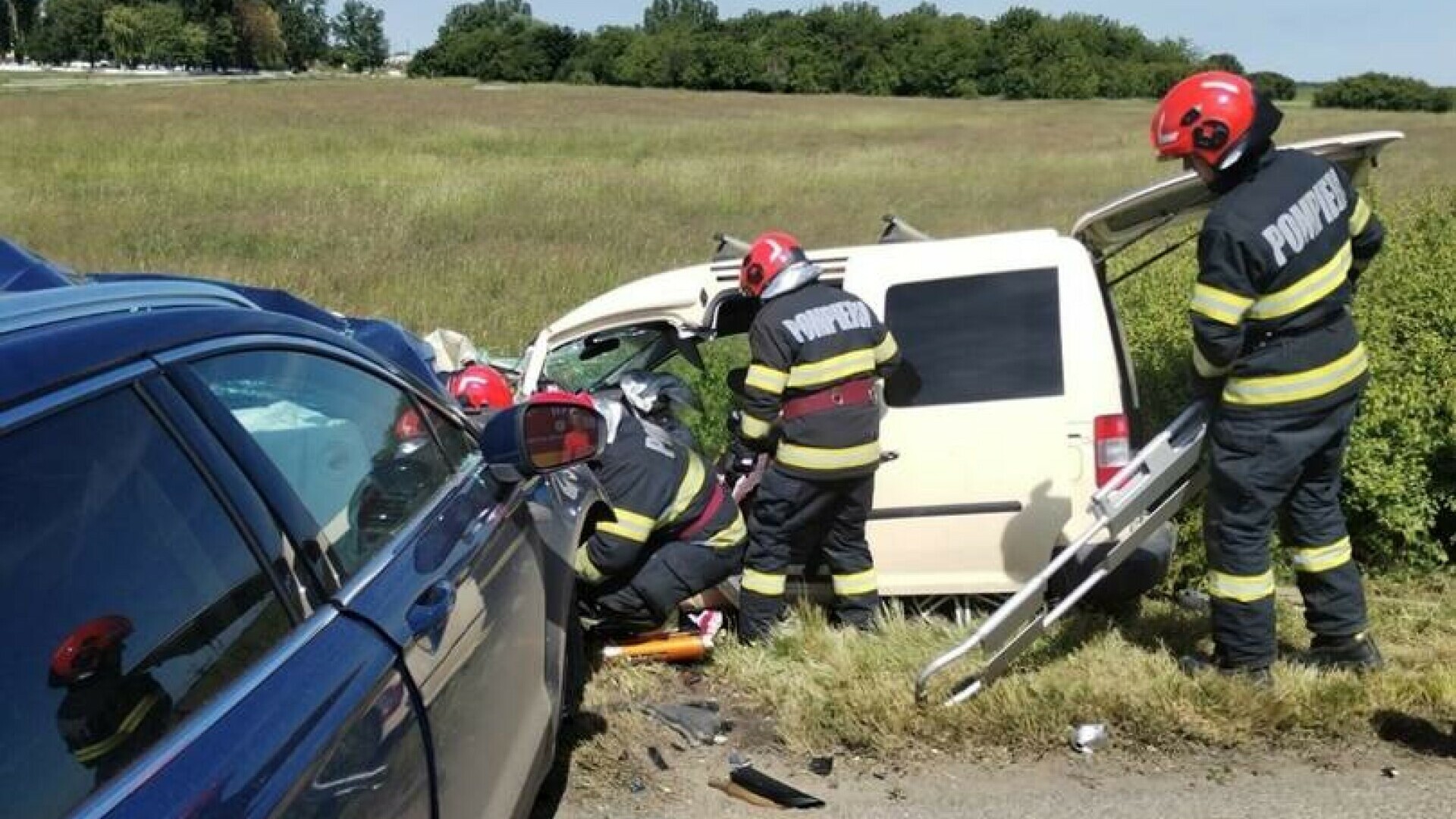 O mașina a anunțat o tragedie în Bihor. Un om a murit, o femeie grav rănită. Cum? - Foto: ISU