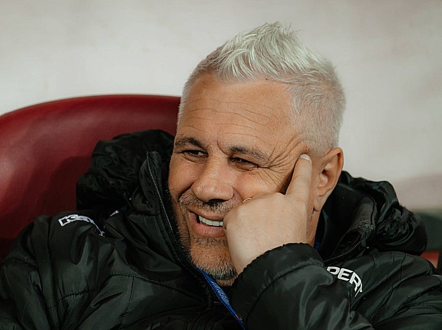 Marius Şumudică, analizând, în timpul unui meci din Liga 1, cu Dinamo Bucureşti - Foto: Profimedia Images