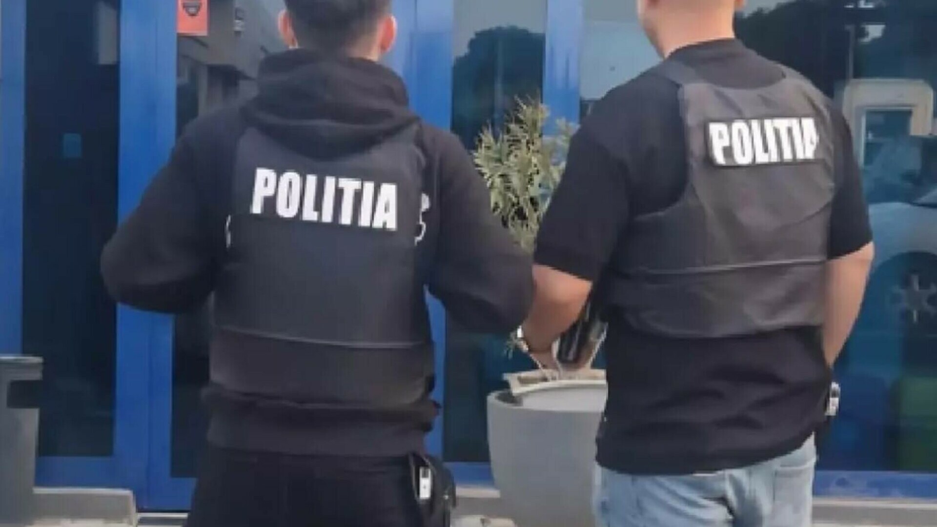 Un bărbat a încercat să treacă granița cu 580.000 dolari ascunși în cartușele de țigări. Ce a pățit? - Foto: Politia Romana
