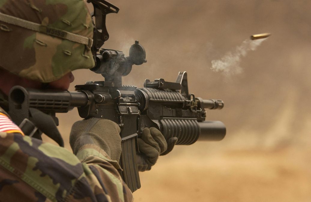Soldat NATO ţintind şi trăgând cu o puşcă cu repetiţie - Foto: Pexels/Pixabay